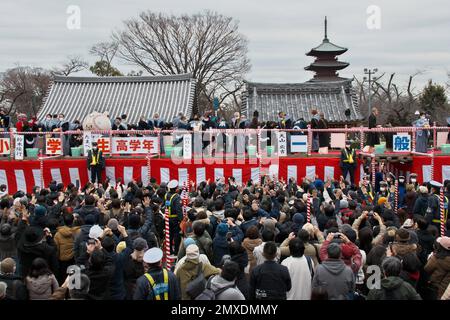 Tokyo, Japon. 03rd févr. 2023. Les célébrités locales lancent des haricots lors de la cérémonie de lancement des haricots au temple d'Ikegami Honmonji à Tokyo, au Japon, vendredi, à 3 février 2023. Photo par Keizo Mori/UPI crédit: UPI/Alay Live News Banque D'Images