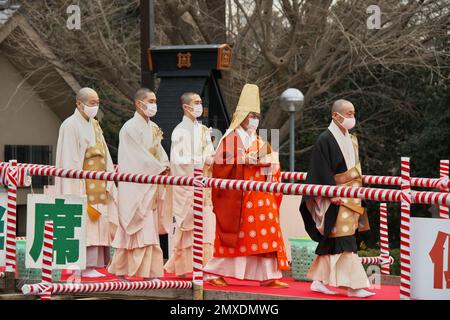 Tokyo, Japon. 03rd févr. 2023. Les moines bouddhistes marchent vendredi, à 3 février 2023, au cours de la cérémonie de projection des haricots au temple d'Ikegami Honmonji à Tokyo, au Japon. Photo par Keizo Mori/UPI crédit: UPI/Alay Live News Banque D'Images