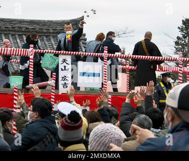 Tokyo, Japon. 03rd févr. 2023. Le lutteur professionnel japonais, Hiroyoshi Tenzan du Nouveau-Japon Pro-Wrestling jette des haricots lors de la cérémonie de lancement des haricots au temple Ikegami Honmonji à Tokyo, Japon, vendredi, 3 février 2023. Photo par Keizo Mori/UPI crédit: UPI/Alay Live News Banque D'Images