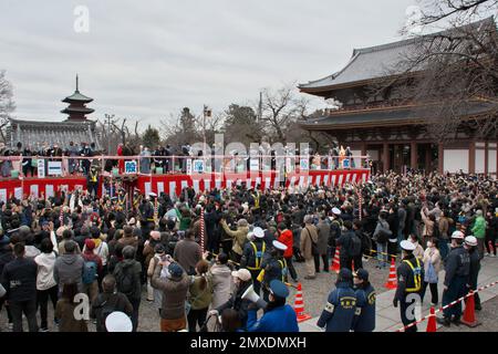 Tokyo, Japon. 03rd févr. 2023. Les célébrités locales lancent des haricots lors de la cérémonie de lancement des haricots au temple d'Ikegami Honmonji à Tokyo, au Japon, vendredi, à 3 février 2023. Photo par Keizo Mori/UPI crédit: UPI/Alay Live News Banque D'Images