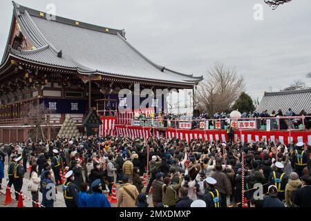 Tokyo, Japon. 03rd févr. 2023. Les célébrités locales lancent des haricots lors de la cérémonie de lancement des haricots au temple d'Ikegami Honmonji à Tokyo, au Japon, vendredi, à 3 février 2023. Photo par Keizo Mori/UPI crédit: UPI/Alay Live News Banque D'Images