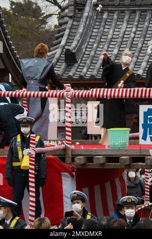 Tokyo, Japon. 03rd févr. 2023. Le moine bouddhiste jette des haricots lors de la cérémonie de lancement des haricots au temple d'Ikegami Honmonji à Tokyo, au Japon, vendredi, à 3 février 2023. Photo par Keizo Mori/UPI crédit: UPI/Alay Live News Banque D'Images