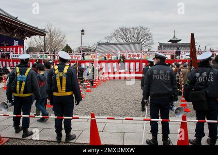 Tokyo, Japon. 03rd févr. 2023. Les officiers de la police métropolitaine de Tokyo gardent la garde pendant la cérémonie de lancement des haricots au temple d'Ikegami Honmonji à Tokyo, Japon, vendredi, 3 février 2023. Photo par Keizo Mori/UPI crédit: UPI/Alay Live News Banque D'Images