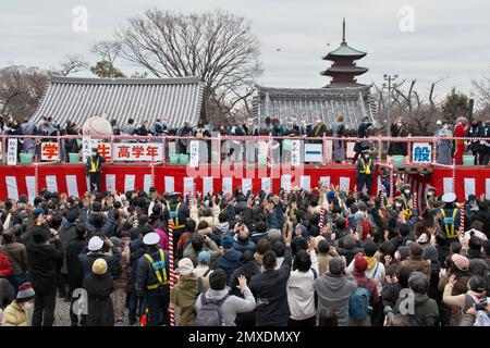 Tokyo, Japon. 03rd févr. 2023. Les célébrités locales lancent des haricots lors de la cérémonie de lancement des haricots au temple d'Ikegami Honmonji à Tokyo, au Japon, vendredi, à 3 février 2023. Photo par Keizo Mori/UPI crédit: UPI/Alay Live News Banque D'Images