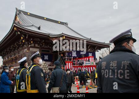 Tokyo, Japon. 03rd févr. 2023. Les officiers de la police métropolitaine de Tokyo gardent la garde pendant la cérémonie de lancement des haricots au temple d'Ikegami Honmonji à Tokyo, Japon, vendredi, 3 février 2023. Photo par Keizo Mori/UPI crédit: UPI/Alay Live News Banque D'Images