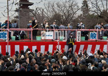 Tokyo, Japon. 03rd févr. 2023. Les célébrités locales et le moine bouddhiste lancent des haricots lors de la cérémonie de lancement des haricots au temple d'Ikegami Honmonji à Tokyo, au Japon, vendredi, à 3 février 2023. Photo par Keizo Mori/UPI crédit: UPI/Alay Live News Banque D'Images