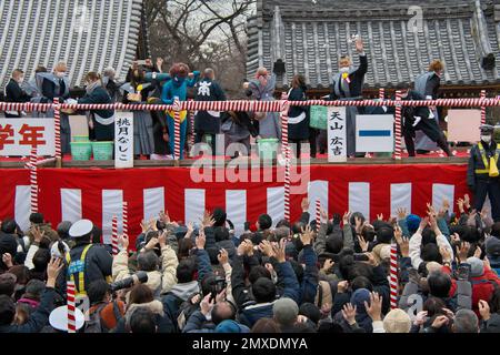 Tokyo, Japon. 03rd févr. 2023. Les célébrités locales lancent des haricots lors de la cérémonie de lancement des haricots au temple d'Ikegami Honmonji à Tokyo, au Japon, vendredi, à 3 février 2023. Photo par Keizo Mori/UPI crédit: UPI/Alay Live News Banque D'Images