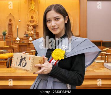 Tokyo, Japon. 03rd févr. 2023. L'actrice japonaise Nashiko Momotsuki pose pour les photographes après la cérémonie de lancement de haricots au temple d'Ikegami Honmonji à Tokyo, Japon, vendredi, 3 février 2023. Photo par Keizo Mori/UPI crédit: UPI/Alay Live News Banque D'Images