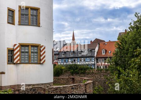 Partie du vieux château de Höchst et vue sur les maisons historiques à colombages à Höchst, quartier de Francfort-sur-le-main, Hesse, Allemagne Banque D'Images