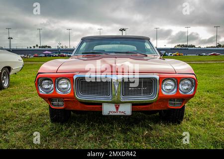 Daytona Beach, FL - 26 novembre 2022 : vue de face d'un cabriolet Firebird 1969 de Pontiac lors d'un salon de voiture local. Banque D'Images