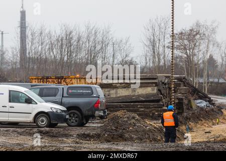 03 février 2023, Brandebourg, Cottbus: Des travaux de terrassement ont lieu sur le site de la Deutsche Bahn à Cottbus. Les forages d'essai pour l'ordnance explosive sont effectués par une société spéciale. Une bombe de fabrication russe de la Seconde Guerre mondiale pesant environ 100 kilogrammes a été trouvée à 1000 mètres. Au cours de la détonation ou du défoulement prévu pour 7 février, une zone d'exclusion d'une circonférence d'environ 1000 mètres sera mise en place, ce qui touchera environ 3800 personnes et elles devront quitter leurs foyers. Dans cette zone d'exclusion se trouvent la gare principale de Cottbus, la construction résidentielle et commerciale Banque D'Images