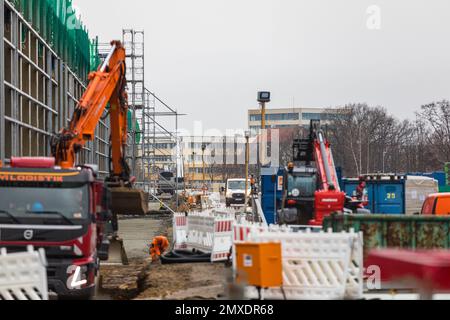 03 février 2023, Brandebourg, Cottbus: Des travaux de construction sont en cours dans la nouvelle salle des travaux de construction des nouveaux chemins de fer de Cottbus. Une bombe de fabrication russe de la Seconde Guerre mondiale pesant environ 100 kilogrammes a été trouvée à moins de 500 mètres. Au cours de la détonation ou du défoulement prévu pour 7 février, une zone d'exclusion d'une circonférence d'environ 1000 mètres sera mise en place, ce qui touchera environ 3800 personnes et elles devront quitter leurs foyers. Dans cette zone d'exclusion se trouvent la gare principale de Cottbus, des bâtiments résidentiels et commerciaux et un parking de banlieue. Photo: FRA Banque D'Images