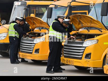 HANDAN, CHINE - le 3 FÉVRIER 2023 - des policiers effectuent des contrôles de sécurité sur les autobus scolaires à Handan, dans la province de Hebei, en Chine du Nord, le 3 février 2023. Banque D'Images