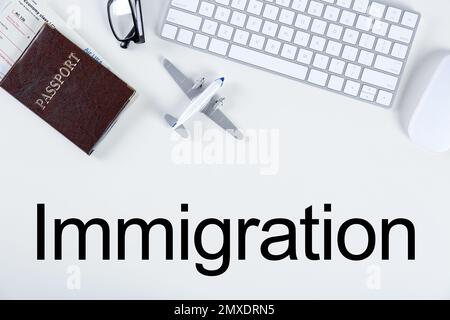 Composition de pose à plat avec modèle d'avion et clavier d'ordinateur sur fond clair. Concept d'immigration Banque D'Images