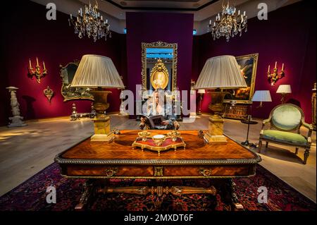 Londres, Royaume-Uni. 3 févr. 2023. Un membre du personnel est assis sur une Regence Giltwood inclinable Fauteuil, circa 1715, estimer GBP 20 000 - GBP 30 000 entre autres - Un aperçu d'une esthétique opulente: Une importante collection privée d'une maison de campagne anglaise, à Christies, qui sera mise aux enchères sur 9 février. La vente comprend 266 lots couvrant 19thcentury et Old Master peintures, meubles fins, horloges, porcelaine, argent, ameublement et éclairage. Certaines œuvres proviennent des collections d'Alberto Bruni Tedeschi, des Lords Hesketh à Easton Neston et de la famille Sackville à Knole. Estimations Banque D'Images