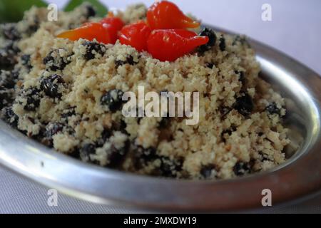 Typique fourmi avec farine de manioc, également connu sous le nom d'ica, repas indigène typique de certains endroits à l'intérieur du brésil Banque D'Images