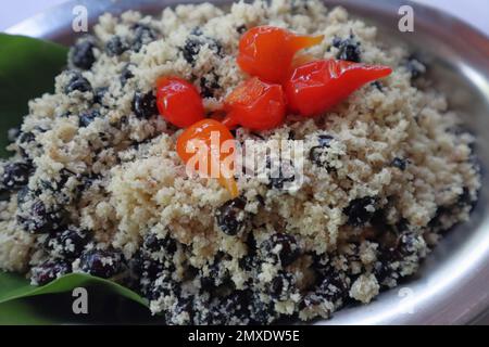 Typique fourmi avec farine de manioc, également connu sous le nom d'ica, repas indigène typique de certains endroits à l'intérieur du brésil Banque D'Images