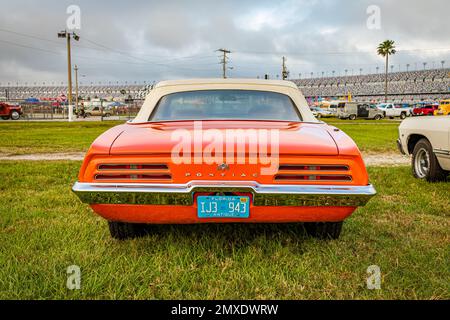 Daytona Beach, FL - 26 novembre 2022 : vue arrière à haute perspective d'un cabriolet Firebird 1969 de Pontiac lors d'un salon de voiture local. Banque D'Images