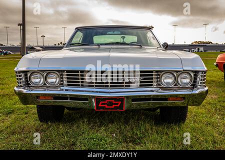 Daytona Beach, Floride - 26 novembre 2022 : vue de face d'une Impala cabriolet 1967 de Chevrolet lors d'un salon automobile local. Banque D'Images