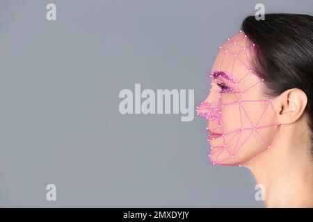 Système de reconnaissance faciale. Femme mature avec grille biométrique numérique sur fond gris Banque D'Images