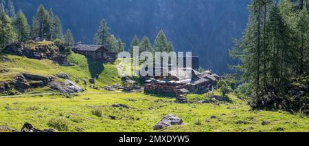 Le chalet Riffugio Pastore dans la lumière du matin - vallée de Valsemia - Italie. Banque D'Images