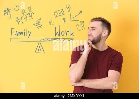 Équilibre de vie. Homme heureux faisant le choix entre la famille et le travail Banque D'Images