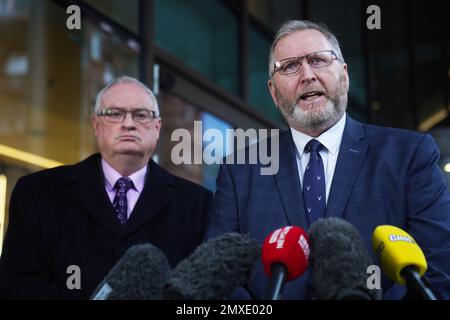 Doug Beattie, dirigeant de l'UUP (à droite), s'adressant aux médias alors que Steve Aiken regarde à l'extérieur de l'hôtel Grand Central à Belfast, à la suite de leur rencontre avec le ministre irlandais des Affaires étrangères et Tanaiste Micheal Martin. Date de la photo: Vendredi 3 février 2023. Banque D'Images