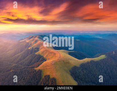 Photographie aérienne de paysage. Un lever de soleil d'été à couper le souffle sur la crête de Menchul. Vue incroyable du matin depuis un drone volant sur les montagnes carpathes. Beauté Banque D'Images