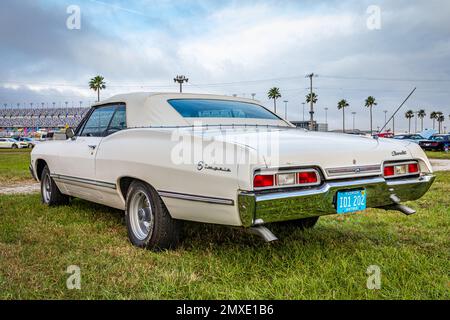 Daytona Beach, Floride - 26 novembre 2022 : vue arrière à angle bas d'une Impala cabriolet 1967 de Chevrolet lors d'un salon automobile local. Banque D'Images