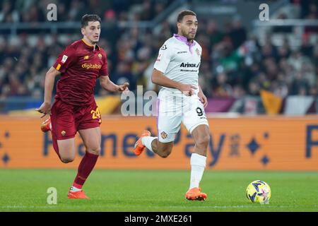 Rome, Italie. 01st févr. 2023. Cyriel Dessers of US Cremonese et Marash Kumbulla of AS Roma se disputent le ballon lors du match de la coupe italienne entre Roma et Crémonese au Stadio Olimpico, Rome, Italie, le 1 février 2023. Credit: Giuseppe Maffia/Alay Live News Banque D'Images