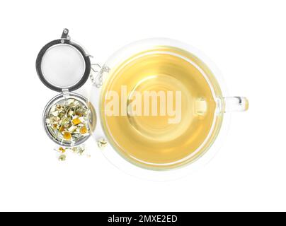 Thé de camomille frais et fleurs sèches dans l'infuser isolé sur blanc, vue de dessus Banque D'Images