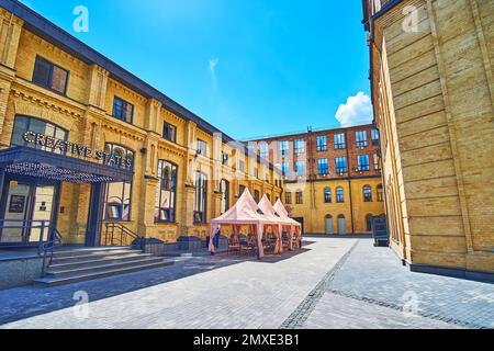 KIEV, UKRAINE - 23 MAI 2021 : les bâtiments en briques d'époque de l'ancienne usine d'Arsenal dans la vieille ville, sur 23 mai à Kiev Banque D'Images