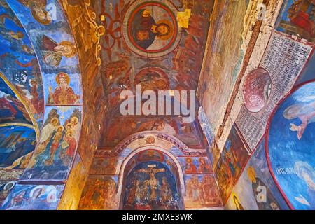 KIEV, UKRAINE - 23 MAI 2021: Détails de la voûte et des murs du Sauveur à l'église Berestove, couverte de fresques anciennes et médiévales de couleur, o Banque D'Images