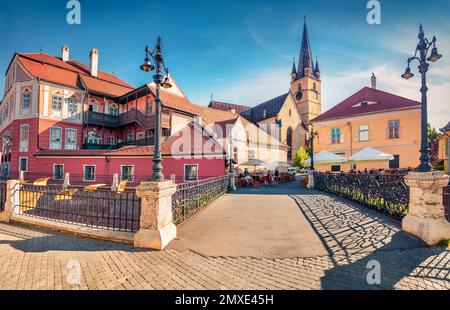 Сharm des anciennes villes d'Europe. Une vue captivante en soirée sur la cathédrale luthérienne de Saint Mary. Magnifique paysage urbain d'été de la ville de Sibiu, Transylv Banque D'Images