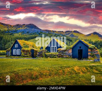 Impressionnant lever de soleil d'été dans le village de Skogar, au sud de l'Islande, en Europe. Vue typique des maisons en gazon dans la campagne islandaise. Concept de voyage back-gr Banque D'Images