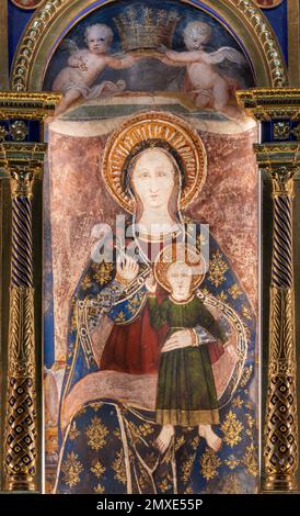 BOLETO, ITALIE - 19 JUILLET 2022 : fresque médiévale de Madonna dans l'église Santuario della Madonna del Sasso (1372). Banque D'Images