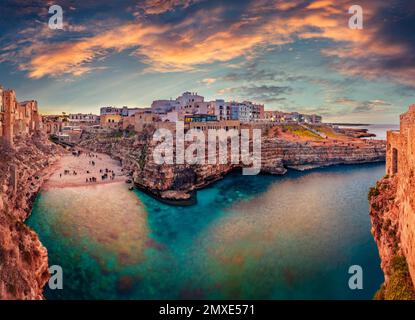 Сharm des anciennes villes d'Europe. Magnifique paysage urbain de printemps de Polignano a Mare, région des Pouilles, Italie, Europe. Paysage marin captivant du soir o Banque D'Images