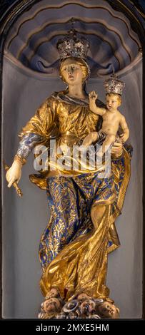 BOLETO, ITALIE - 19 JUILLET 2022 : la statue baroque sculptée de la Vierge à l'église Santuario della Madonna del Sasso. Banque D'Images