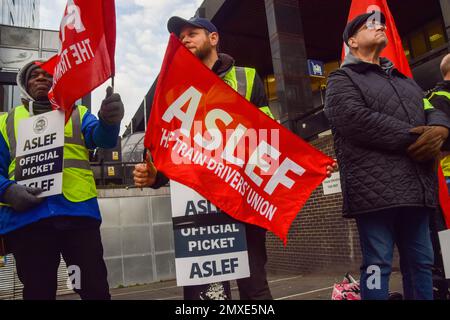 Londres, Royaume-Uni. 03rd févr. 2023. Les membres de l'ASLEF (Associated Society of Locomotive Engineers and Firemen) détiennent des drapeaux syndicaux au piquet à l'extérieur de la gare d'Euston alors que les conducteurs de train poursuivent leur grève à travers le Royaume-Uni. Crédit : SOPA Images Limited/Alamy Live News Banque D'Images