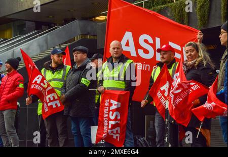 Londres, Royaume-Uni. 03rd févr. 2023. Les membres de l'ASLEF (Associated Society of Locomotive Engineers and Firemen) détiennent des drapeaux syndicaux au piquet à l'extérieur de la gare d'Euston alors que les conducteurs de train poursuivent leur grève à travers le Royaume-Uni. (Photo de Vuk Valcic/SOPA Images/Sipa USA) crédit: SIPA USA/Alay Live News Banque D'Images