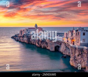 Magnifique paysage marin. Magnifique paysage urbain de Vieste - ville côtière dans le parc national de Gargano, Italie, Europe. Spectaculaire coucher de soleil d'été Banque D'Images