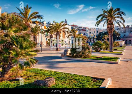 Сharm des anciennes villes d'Europe. Vue ensoleillée le matin sur le parc central de la ville de Vieste. Captivante scène de printemps d'Apulia, Italie, Europe. Déplacement Banque D'Images