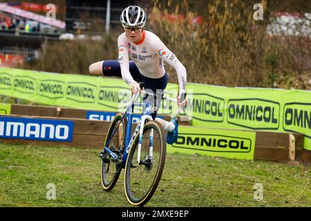 HOOGERHEIDE - FEM van Empel en action pendant la partie relais de l'équipe des Championnats du monde de Cyclocross. ANP BAS CZERWINSKI Banque D'Images