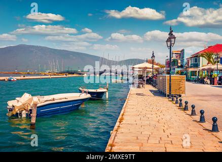 Сharm des anciennes villes d'Europe. Magnifique paysage urbain matinal de la ville de Lefkada, capitale de l'île de Lefkada, Grèce, Europe. Paysage marin d'été brillant Banque D'Images