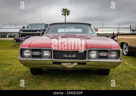 Daytona Beach, FL - 26 novembre 2022 : vue de face d'un cabriolet 442 1968 d'Oldsmobile lors d'un salon de voiture local. Banque D'Images