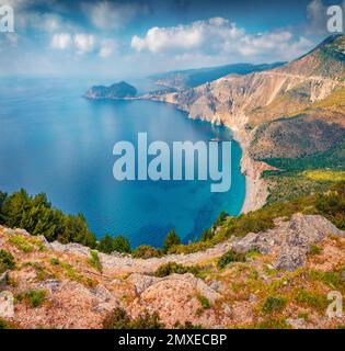 Photographie aérienne de paysage. Vue d'été colorée sur la péninsule et la ville d'ASOS. Vue étonnante sur la mer Ionienne le matin. Scène de plein air passionnante de K Banque D'Images