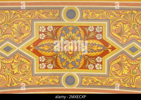 BARI, ITALIE - 3 MARS 2022 : détail de la fresque florale au plafond de l'église Chiesa di Sacro Cuore de 20. cent. Banque D'Images