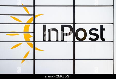 Service de livraison InPost Paczkomat. Boîte à colis électronique intelligente en acier, boîtes aux lettres automatiques. Machine de collecte des emballages en Pologne. Banque D'Images