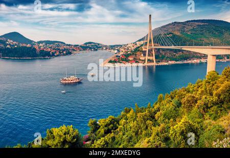 Photographie aérienne de paysage. Captivant paysage urbain d'été de la ville de Dubrovnik. Magnifique vue du matin sur la Croatie, l'Europe. Paysage marin pittoresque d'Adriat Banque D'Images