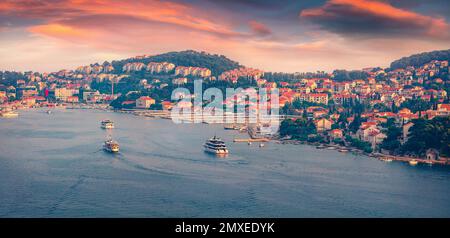 Photographie aérienne de paysage. Paysage urbain panoramique de la ville de Dubrovnik. Coucher de soleil coloré en Croatie. Fantastique paysage marin de la mer Adriatique en soirée. Être Banque D'Images